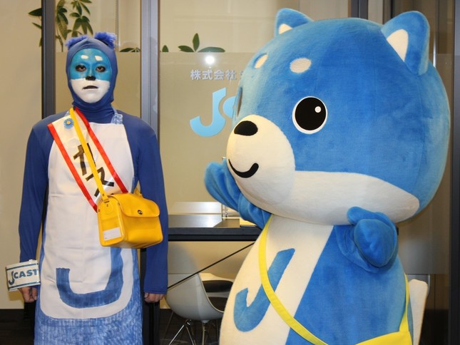 ハロウィンコスプレの筆者（左）と、カス丸本人