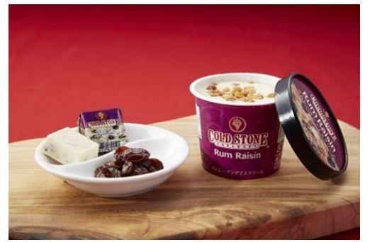 「コールド・ストーン・クリーマリー ラムレーズンアイスクリーム」（左）と「チロルチョコ＜コールドストーンラムレーズン＞」