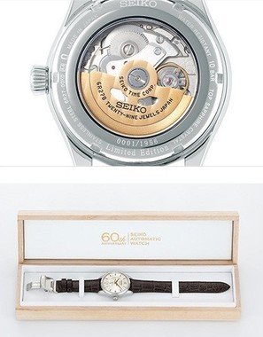 てんぷの動きと金色の回転錘を眺めることのできるシースルーバック仕様の裏ぶた(上)と結納返しなどの記念品にも最適な桐製の専用ボックス