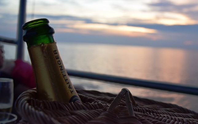 シャンパングラスをかたむけながら極上の時間を…（2016年11月5日撮影）