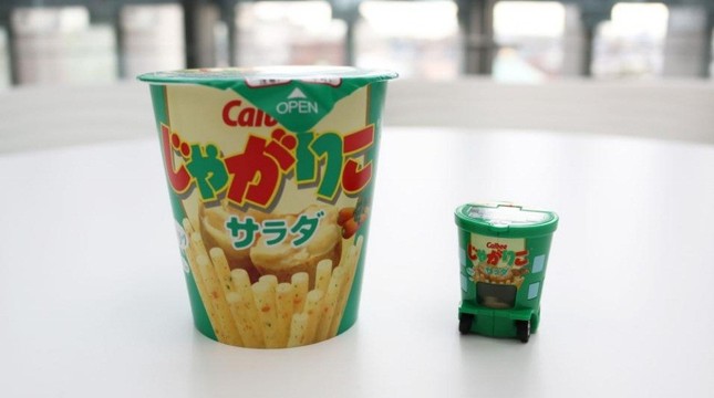 「じゃがりこ」（左）と本商品のトミカ（右）