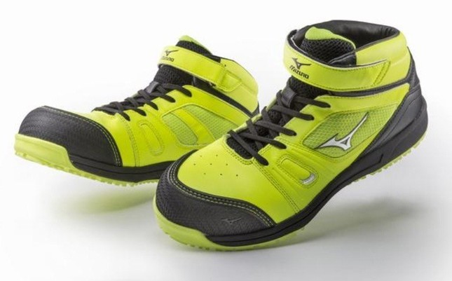 ミッドカットタイプでフィット感アップ！