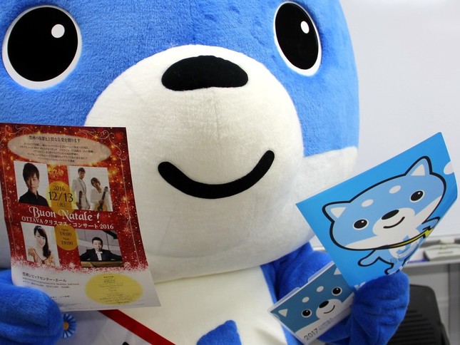 コンサート告知チラシを持つカス丸