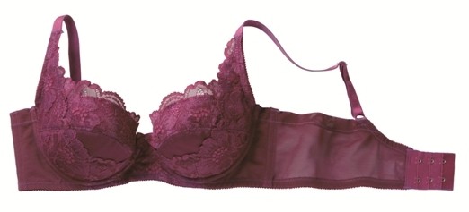 豊かな丸胸とデコルテで、女性らしい胸元に