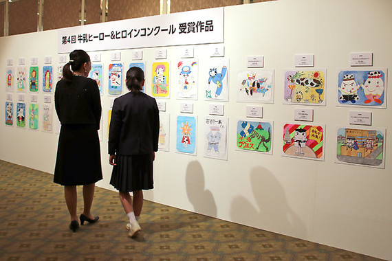 優秀賞の30作品も式場に展示された