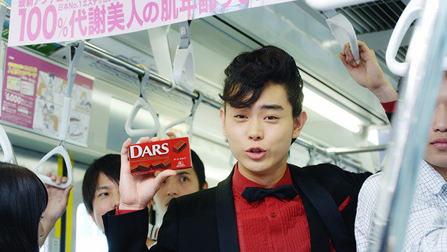 森永製菓「DARS」の新テレビCM「毎日ダースの日」篇のワンシーン