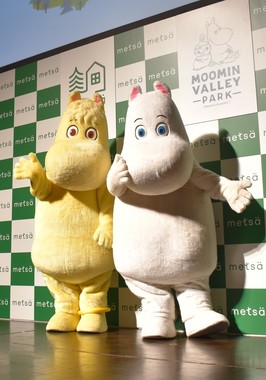 フォトセッションでポーズをとる「ムーミン」(右)と「スノークのお嬢さん」