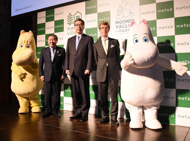 発表会にのぞんだ(左から) 「スノークのお嬢さん」、飯能市の大久保市長、フィンテックの玉井社長、ムーミン物語のロバート・ハースト社長、「ムーミン」