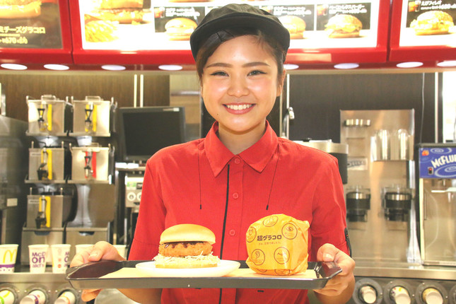 マクドナルドの新商品「超グラコロ」と「超デミチーズグラコロ」