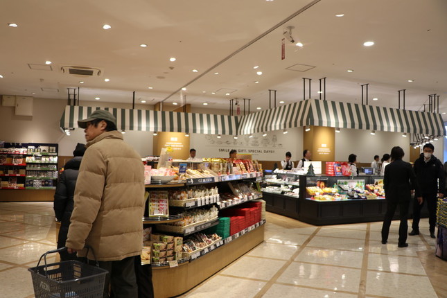 2階は国内外の加工食品がずらりと並ぶ