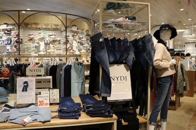 女性のボディラインに沿ったデニムを提案する「NYDJ」