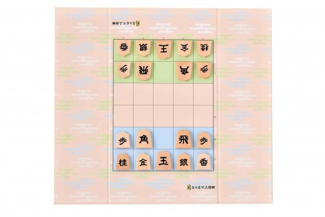 裏面は5×6マスのミニ将棋が楽しめる