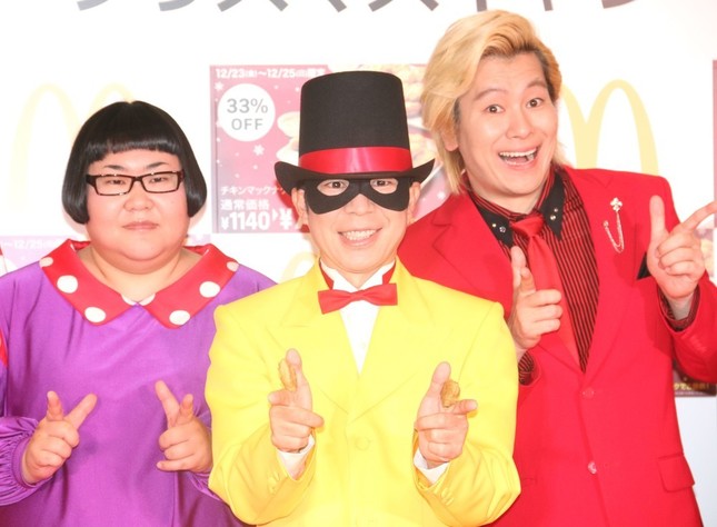 メイプル超合金のカズレーザーさん（右）、安藤なつさん（左）、「怪盗ナゲッツ」（中央）