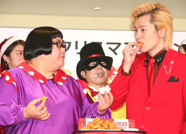 「チキンマックナゲット」を食べる「メイプル超合金」の2人。「怪盗ナゲッツ」は食べられず。