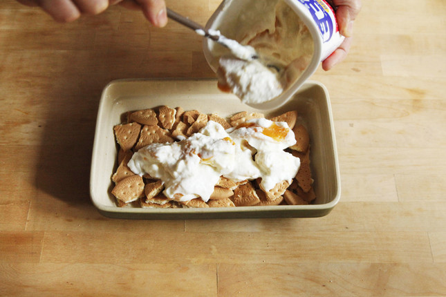 その上にヨーグルトとドライフルーツをかけ、