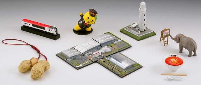 「千葉フィギュアみやげ」。（奥の列左から）成田エクスプレス、ふなっしー、犬吠埼灯台、（手前の列左から）八街落花生、幕張メッセ、勝浦タンタンメン、市原ぞうの国