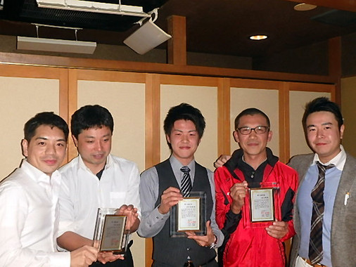 16年11月にオープンしたオーナーの盾授与式の様子