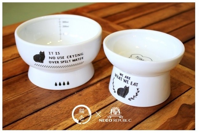 猫が快適な姿勢で食べられる高足つきの形状