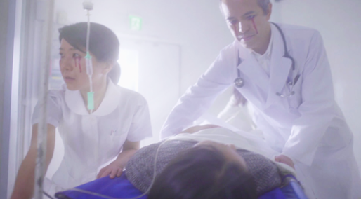 「マネキンチャレンジ」動画の一場面。医師と看護師の目からは血の「涙」が流れている。