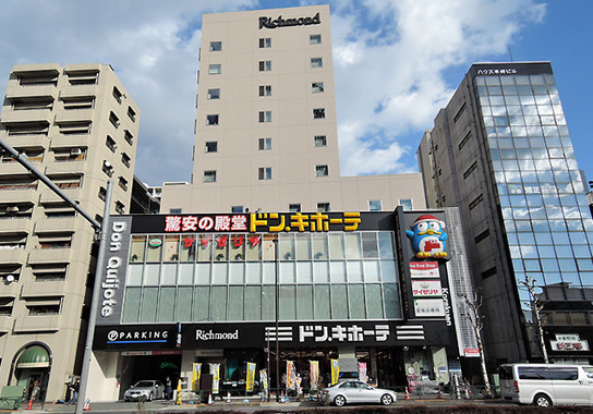 ドン・キホーテ後楽園店はビルの1・2階。3階がサイゼリアで、4～10階が「リッチモンドホテル 東京水道橋」（編集部撮影）