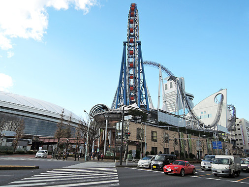 白山通りを隔てたホテルの向かいに、東京ドームシティがある（編集部撮影）