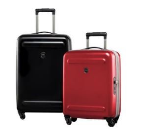 軽量さと強さを実現した機能性トラベルバッグ