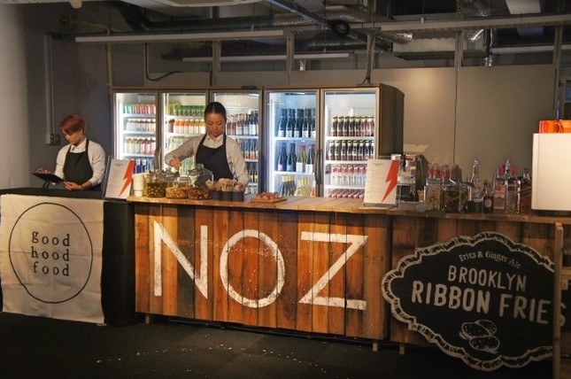 展覧会の世界観を食でも体験できる空間を提供