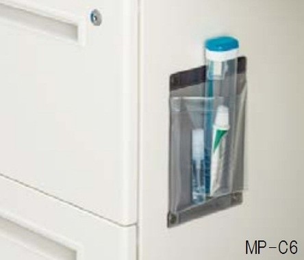 携帯歯磨きセットを入れてデスクの脇に。塩ビ製なので水気も簡単に拭き取れる