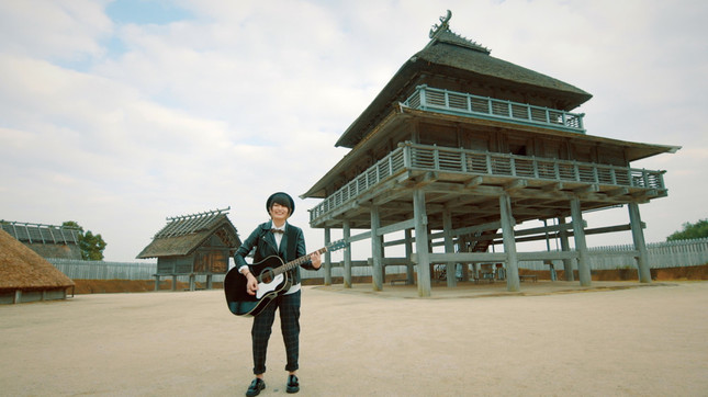 吉野ヶ里歴史公園の環濠集落ゾーン北内郭で歌うカノエラナさん
