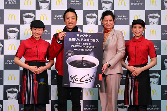 （写真両端の女性クルーをはさんで左から）筧利夫さん、日本マクドナルドのサラ・L・カサノバ社長兼CEO