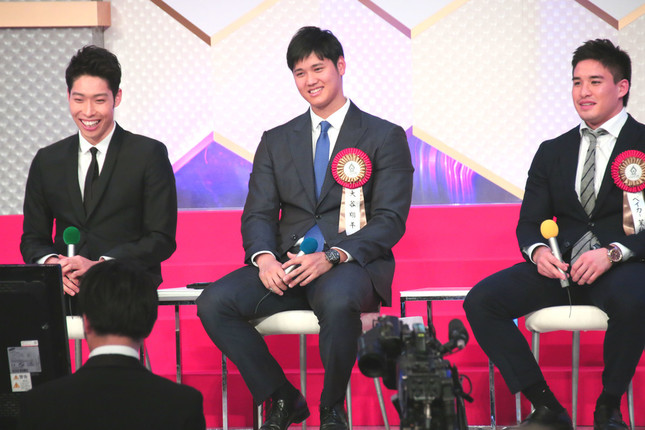 トークショー中の萩野公介選手、大谷翔平投手、ベイカー茉秋選手（2017年1月13日撮影）