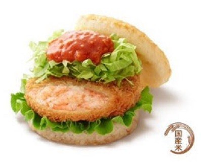 ハンバーガーと同じ具材の野菜と蟹チリソースは、ライスとの相性を考えて量を調節し、バランスよく仕上げている