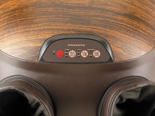 シックな木目調のフロントパネル、3つのコースを選べる