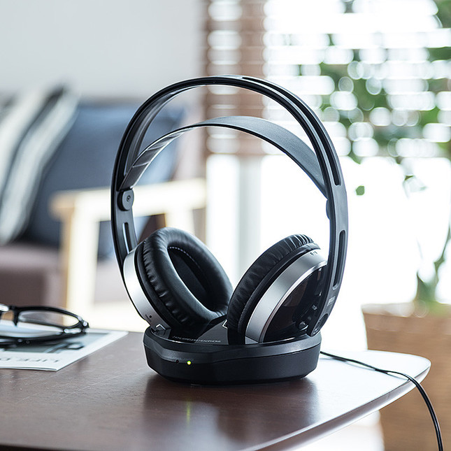 付属の送信機とテレビなど音源機器を付属のケーブルでつなぐだけで簡単接続