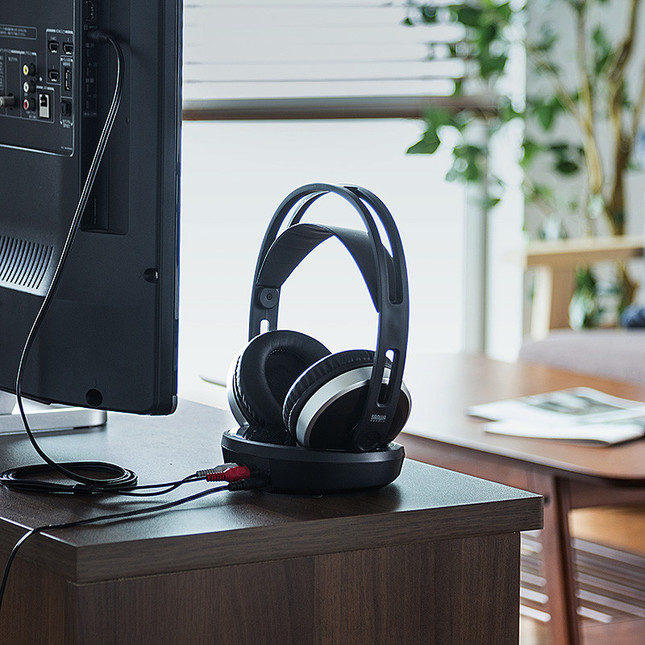 付属の送信機とテレビなど音源機器を付属のケーブルでつなぐだけで簡単接続