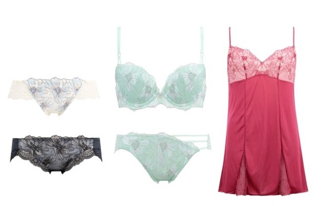 波しぶきのようにはじける大輪の花をイメージ