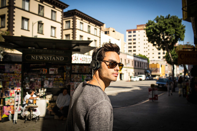 ハンズフリー通話・曲の操作が可能なマイク付き1ボタンリモコン搭載