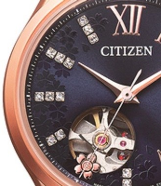 7時位置には桜モチーフをあしらったオープンハートの小窓