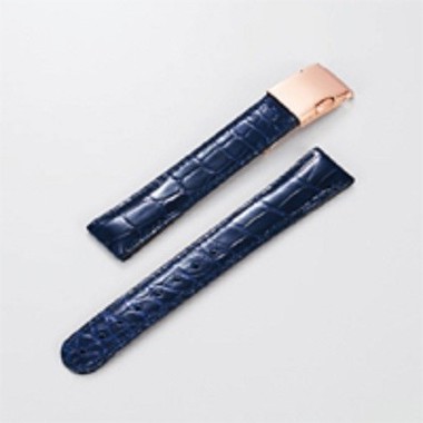 替えバンドとしてネイビーカラーのワニ革バンドが付属