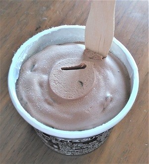 開封直後のゴディバのアイス。全然スプーンが入っていかない