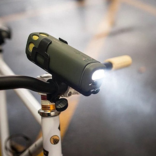 付属の自転車用ホルダーを使用すればヘッドライトに