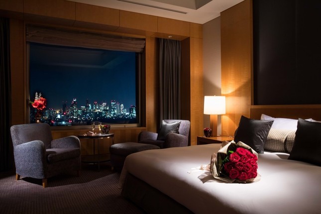 真紅のバラの花束とシャンパンなどを用意