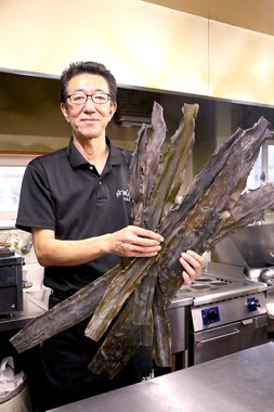 店主の手には利尻昆布