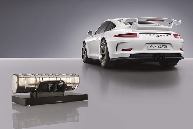 「ポルシェ911GT3」(右)と「911サウンドバー」