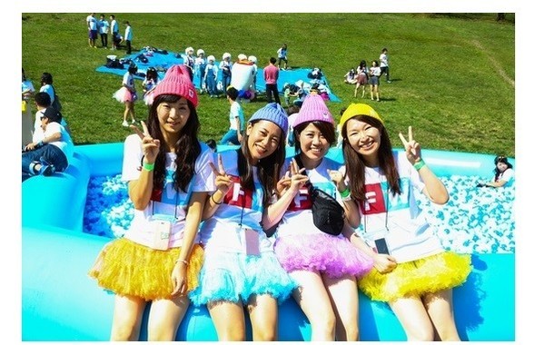 ふわふわアスレチックを乗り越えてゴールを目指す
