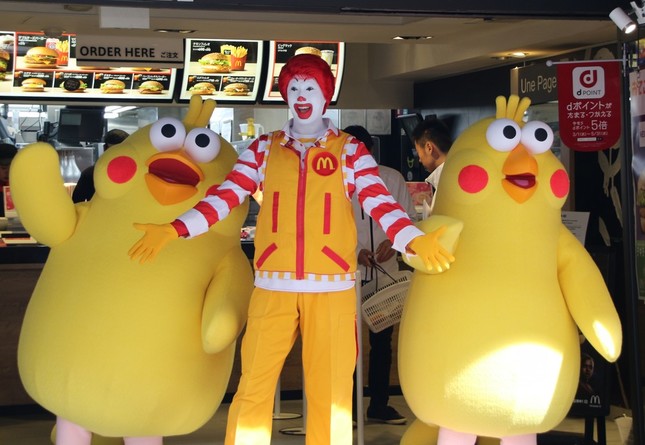 ドナルド（中央）とポインコ兄弟もかけつけた