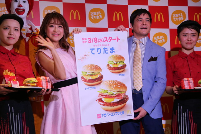 パネルを手に、にっこり