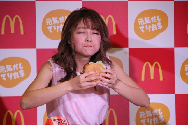 ご満悦の鈴木奈々さん