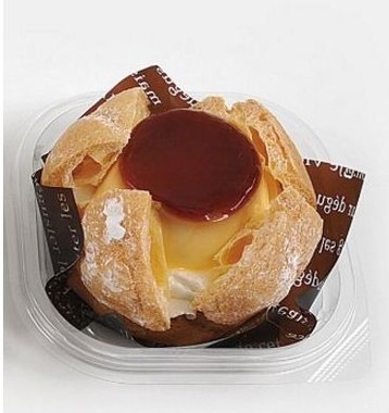 まるごとプリンシュー。シュークリームの中にプリンが包まれている。
