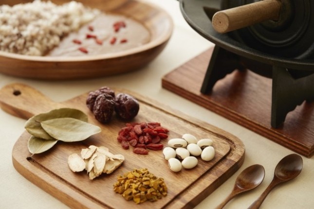 会津で盛んだった薬草栽培にゆかりのある薬草を使用したカレーづくりを体験